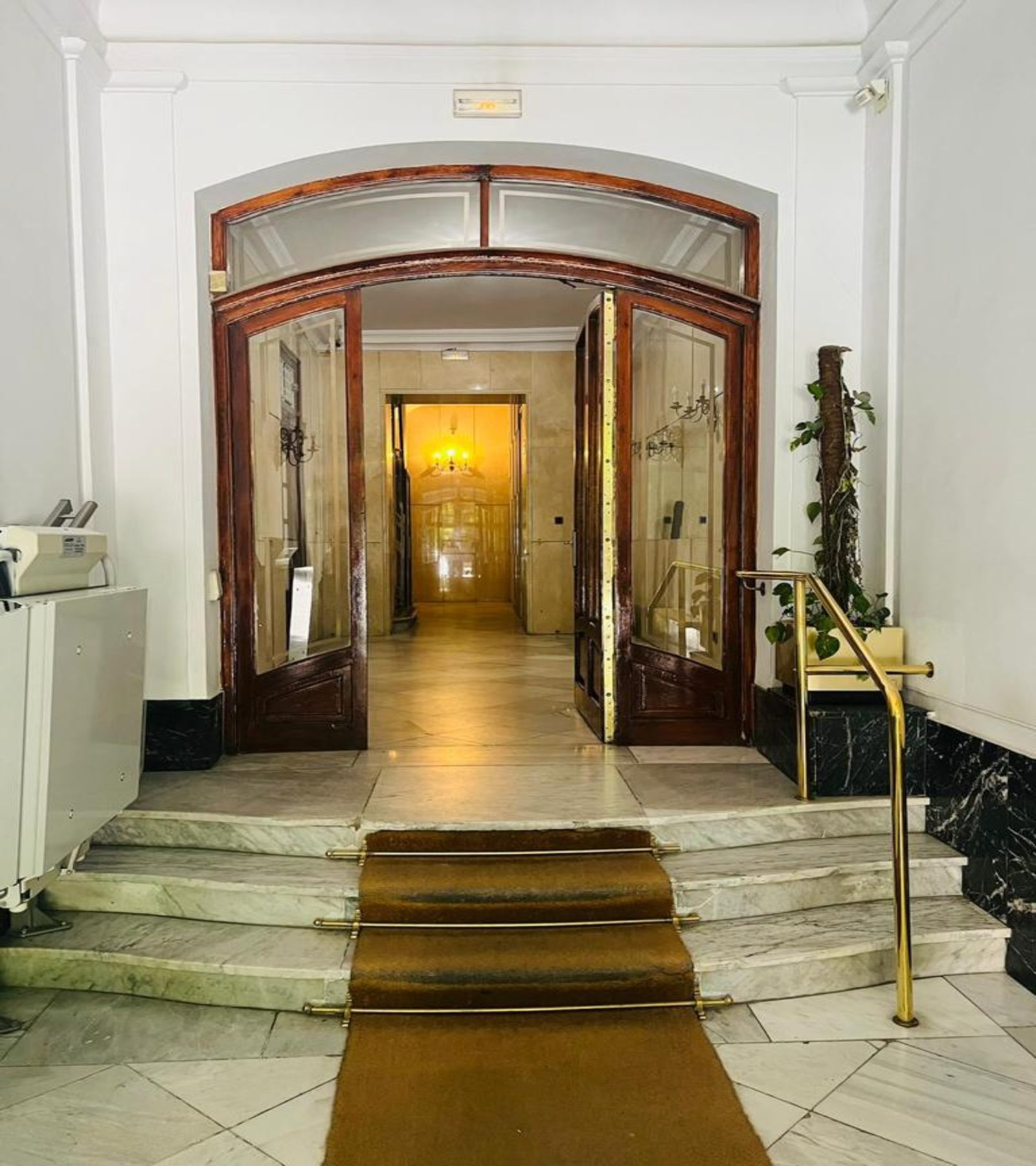 Majestuosa propiedad en finca señorial y fachada clásica en Barrio de Salamanca.