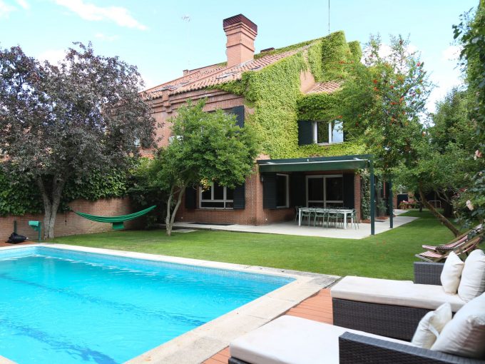 Jardín Chalet Pareado Piscina